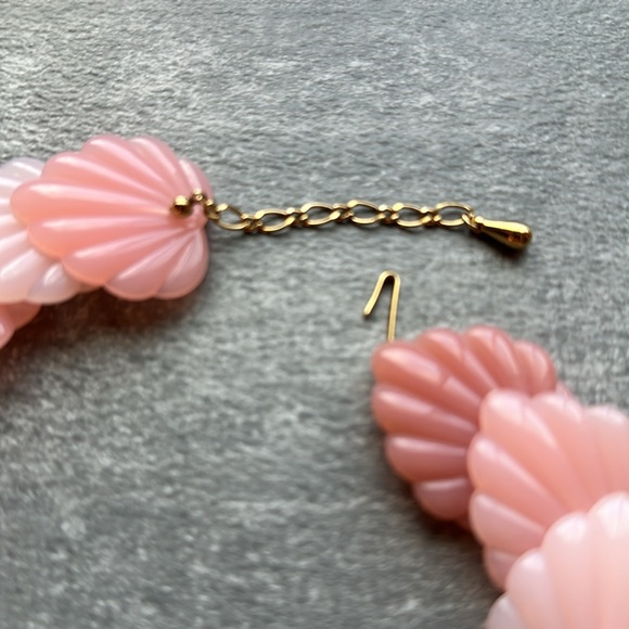 VTG Avon Pink Lucite Ombré Heart Shaped Leaf Statement Necklace 17.5”-19.5” - Picture 3 of 8